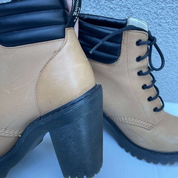 RARE Dr. Martens Tan Persephone 6 Eye Heeled Ankle Boots - Picture 12 of 13